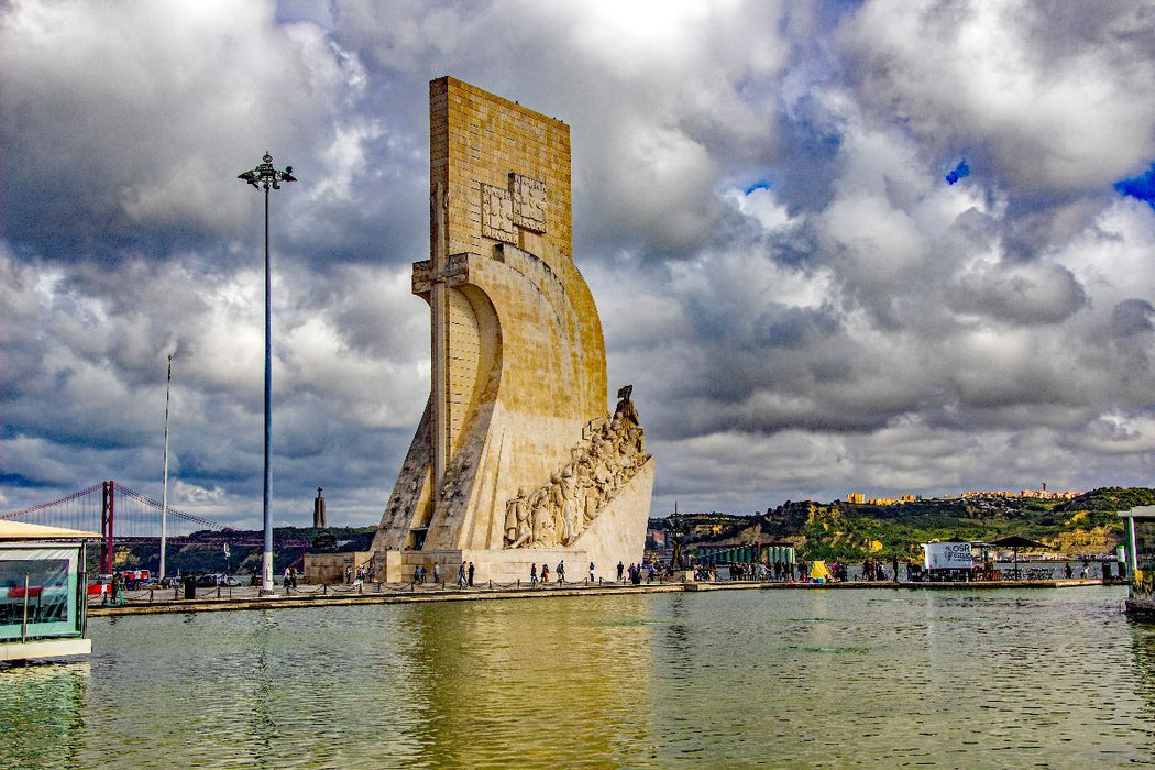 Premium Textil-Leinwand Das Padrão dos Descobrimentos am Ufer des Tejo