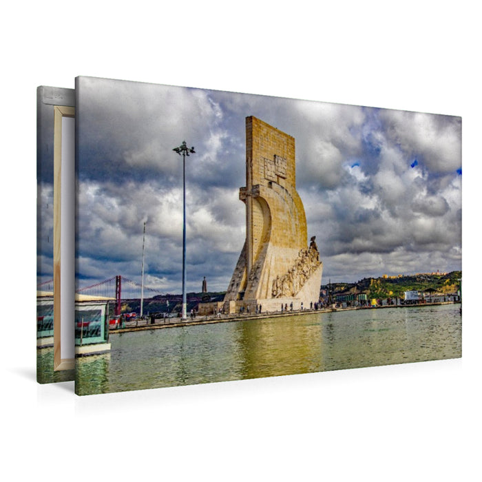 Premium Textil-Leinwand Das Padrão dos Descobrimentos am Ufer des Tejo