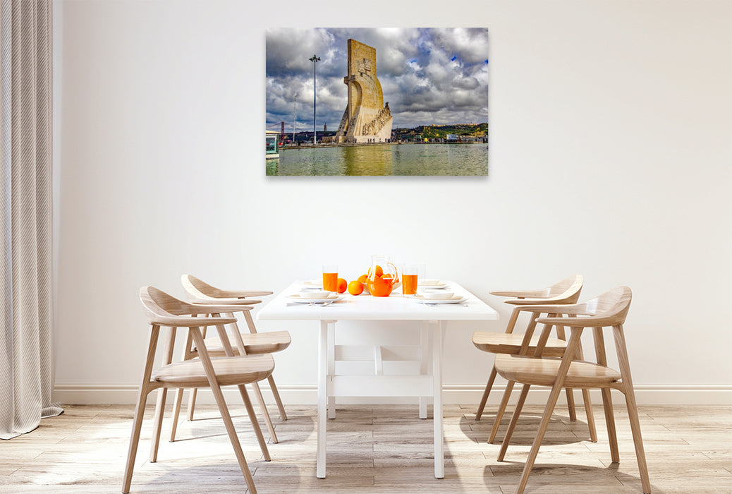 Premium Textil-Leinwand Das Padrão dos Descobrimentos am Ufer des Tejo
