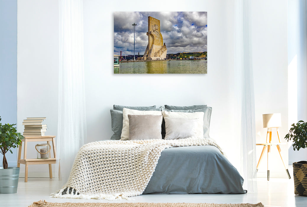 Premium Textil-Leinwand Das Padrão dos Descobrimentos am Ufer des Tejo