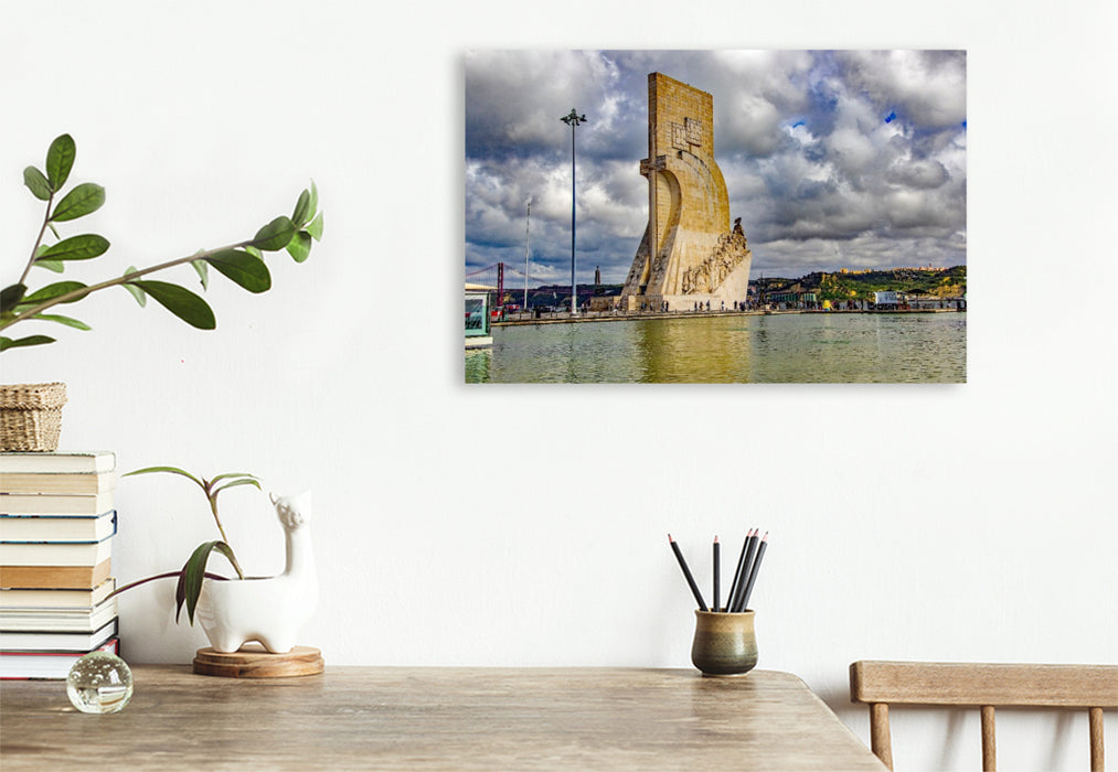 Premium Textil-Leinwand Das Padrão dos Descobrimentos am Ufer des Tejo