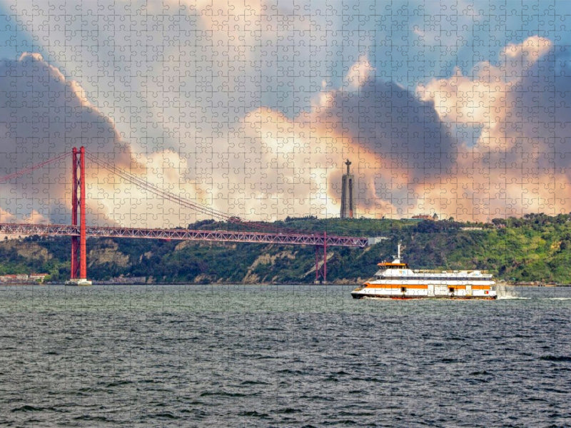 Ponte 25 de Abril und die Cristo-Rei-Statue am Tejo - CALVENDO Foto-Puzzle'