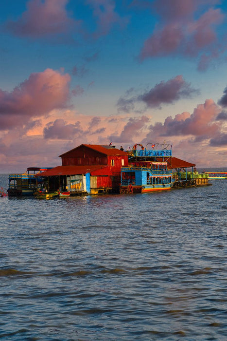 Premium Textil-Leinwand Schwimmendes Zuhause auf dem Tonle Sap in Kambodscha