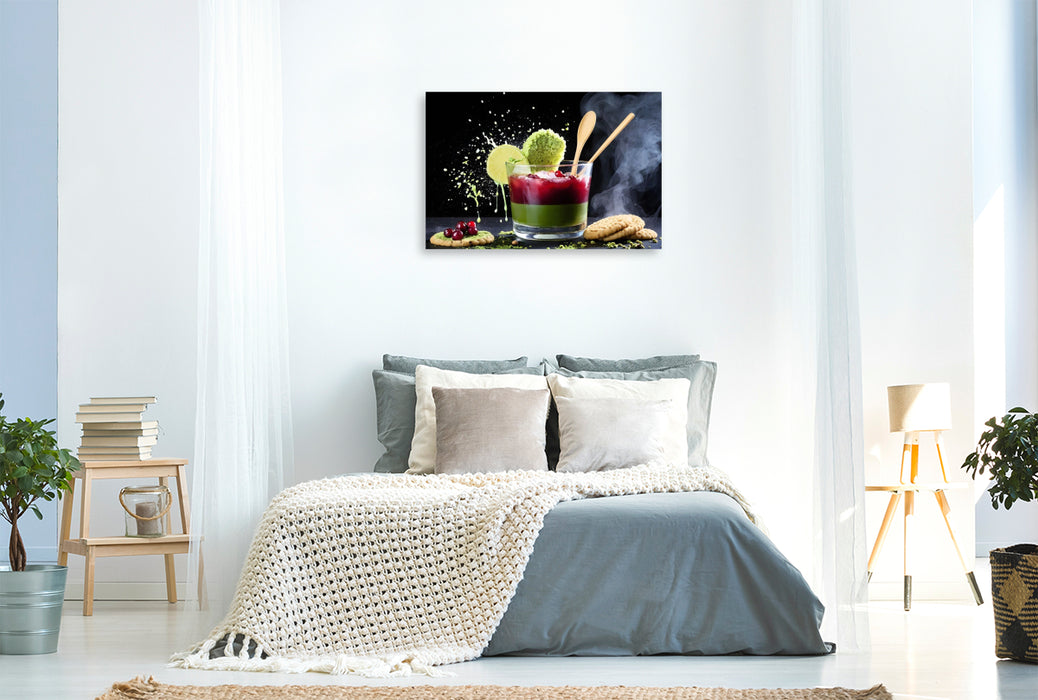 Premium Textil-Leinwand Lifestyle-Getränk Cranberry-Matcha-Latte mit Matcha-Cookie