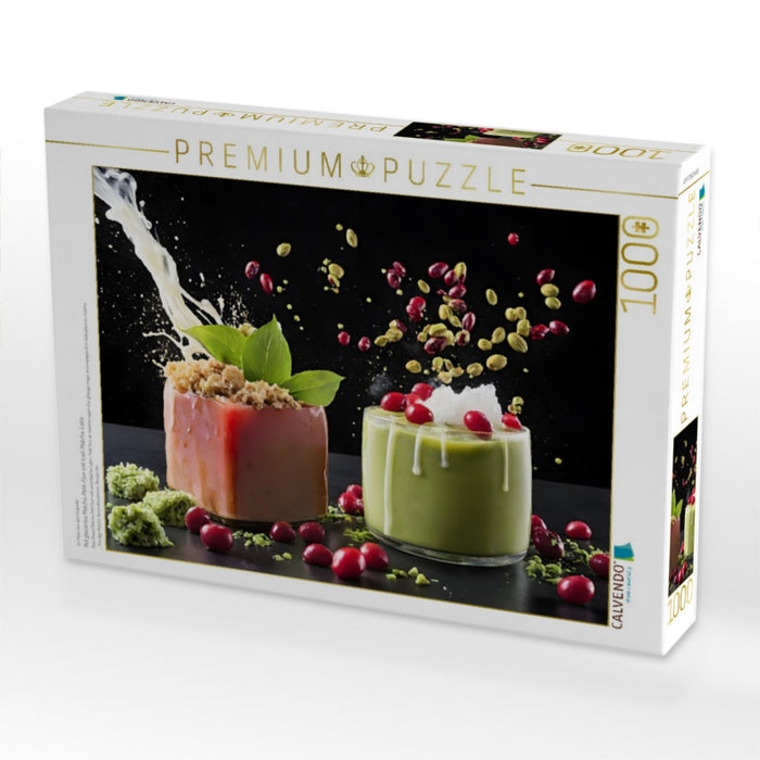 Rot glasiertes Matcha-Petit-Four mit Iced-Matcha-Latte - CALVENDO Foto-Puzzle'