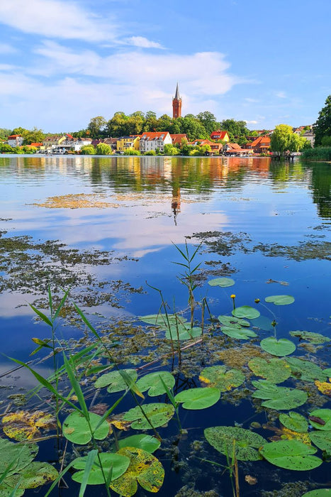 Premium Textil-Leinwand Stadtkirche in Feldberger Seenlandschaft