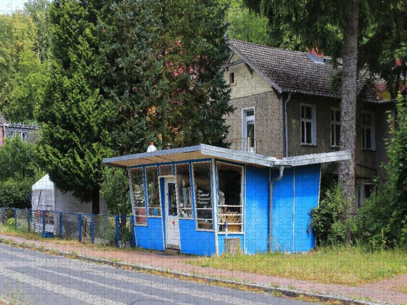 Historischer DDR-Kiosk in Buckow in der Märkischen Schweiz - CALVENDO Foto-Puzzle'