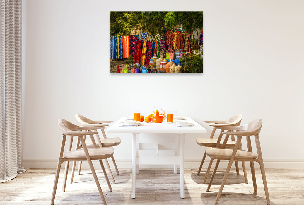Premium Textil-Leinwand Kunsthandwerk und Stoffe – Bunter Markt im Senegal