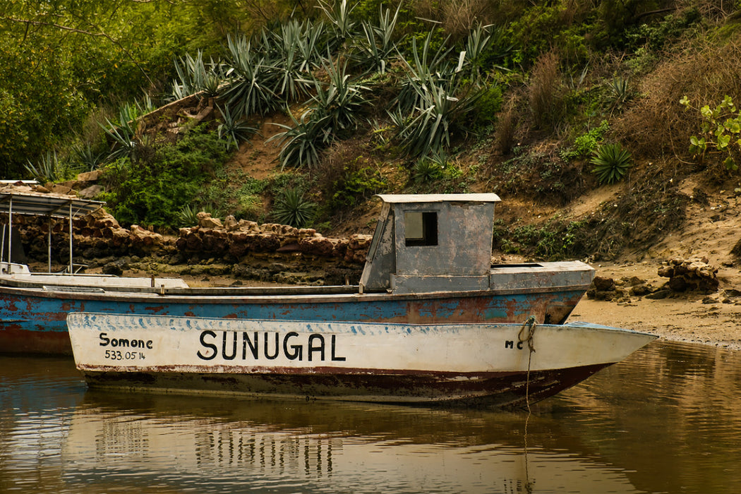 Premium Textil-Leinwand Fischerboot am Fluss – Alltag und Küstenleben im Senegal