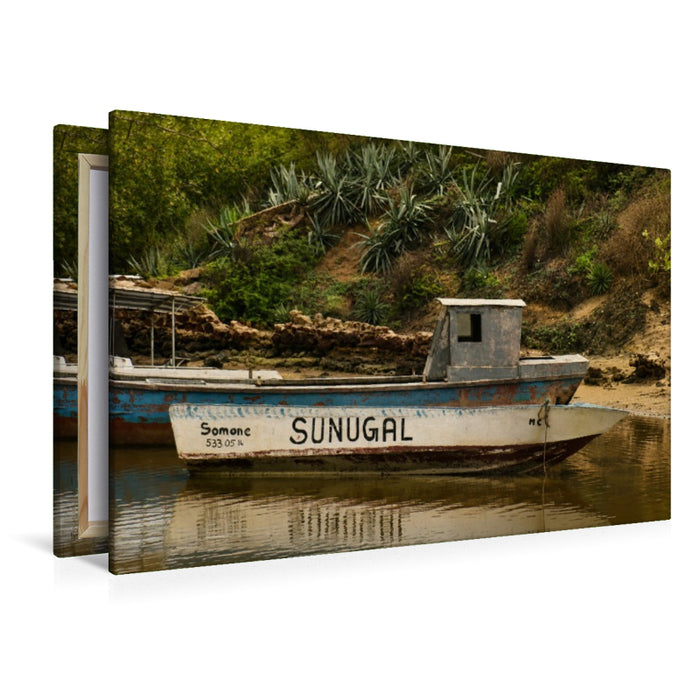 Premium Textil-Leinwand Fischerboot am Fluss – Alltag und Küstenleben im Senegal
