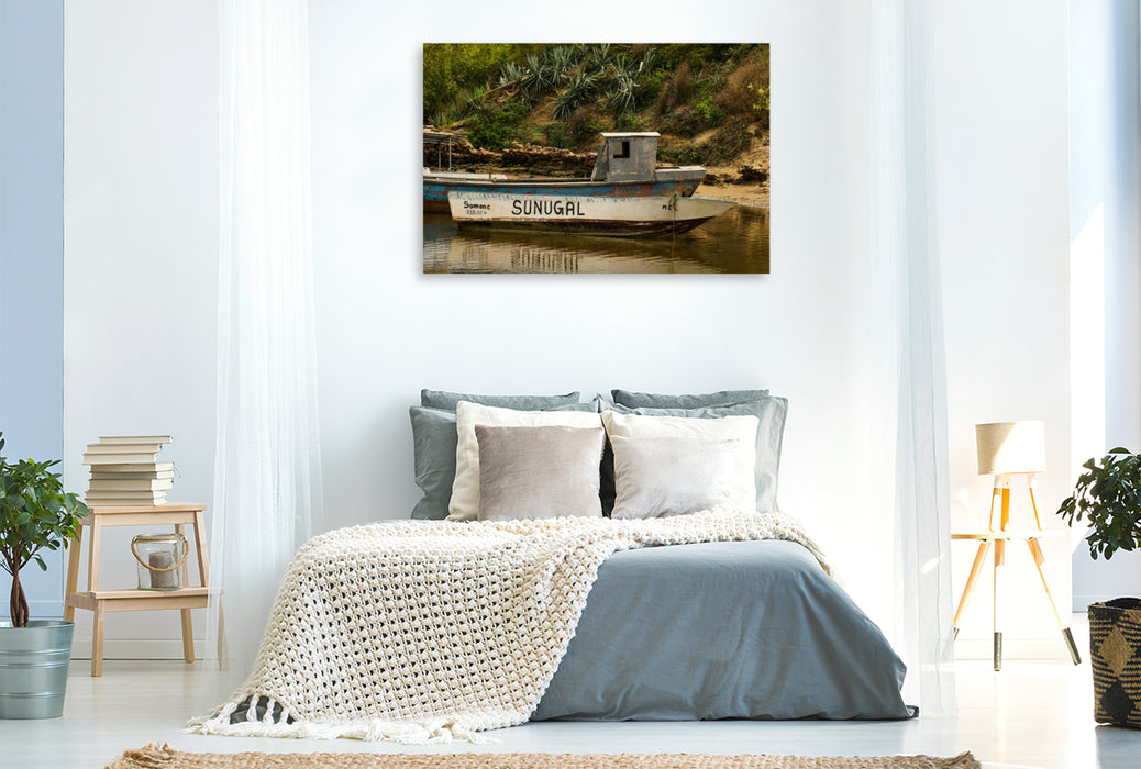 Premium Textil-Leinwand Fischerboot am Fluss – Alltag und Küstenleben im Senegal