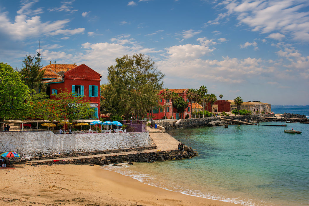 Premium Textil-Leinwand Bunte Kolonialhäuser auf Gorée – Historisches Inseljuwel im Senegal