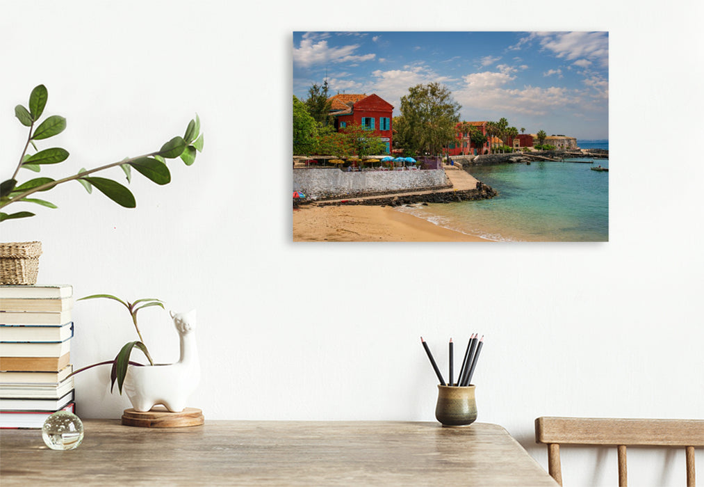 Premium Textil-Leinwand Bunte Kolonialhäuser auf Gorée – Historisches Inseljuwel im Senegal