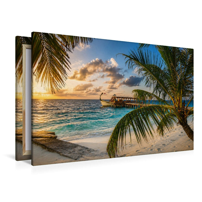 Premium Textil-Leinwand Sonnenuntergang am Malediven-Strand mit traditionellem Dhoni-Boot und Palmen
