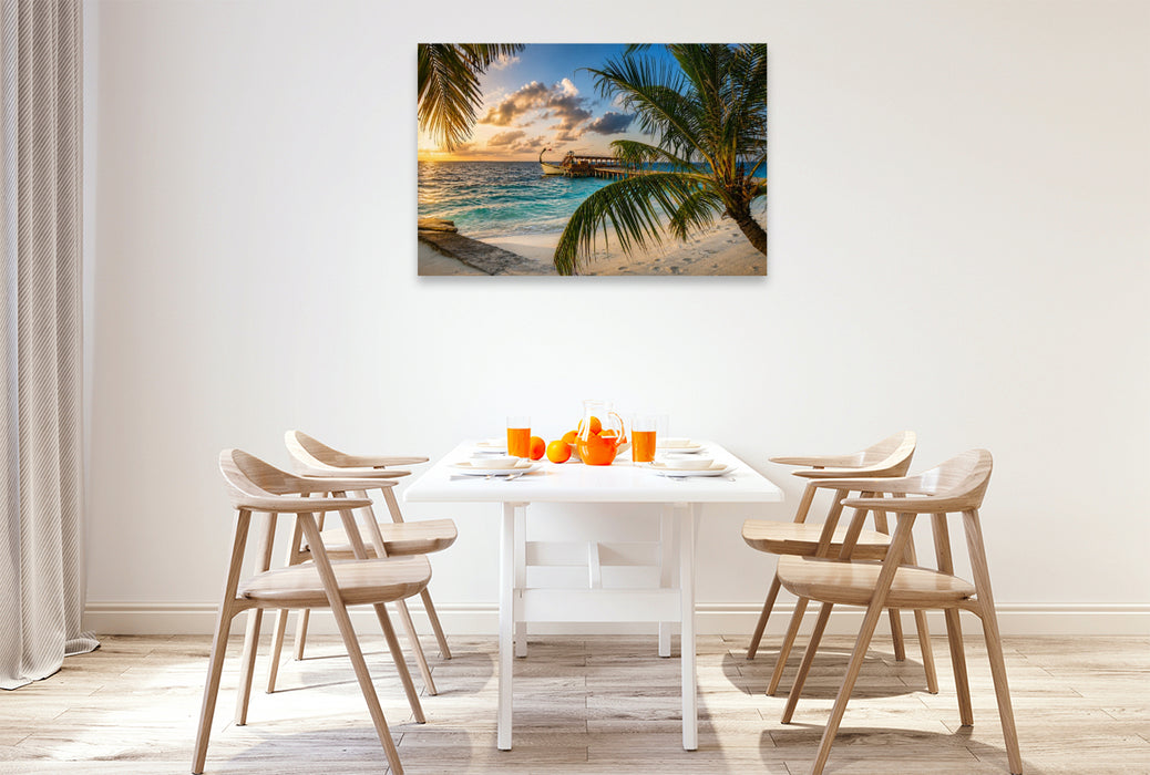 Premium Textil-Leinwand Sonnenuntergang am Malediven-Strand mit traditionellem Dhoni-Boot und Palmen