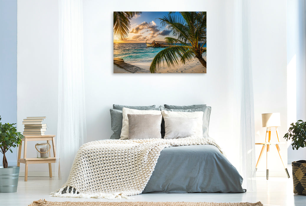 Premium Textil-Leinwand Sonnenuntergang am Malediven-Strand mit traditionellem Dhoni-Boot und Palmen