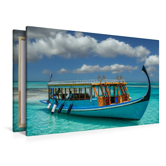 Premium Textil-Leinwand Traditionelles Dhoni-Boot auf türkisblauem Meer der Malediven
