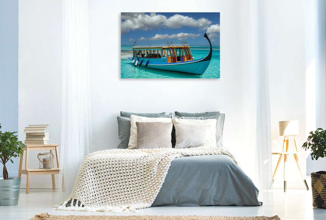 Premium Textil-Leinwand Traditionelles Dhoni-Boot auf türkisblauem Meer der Malediven