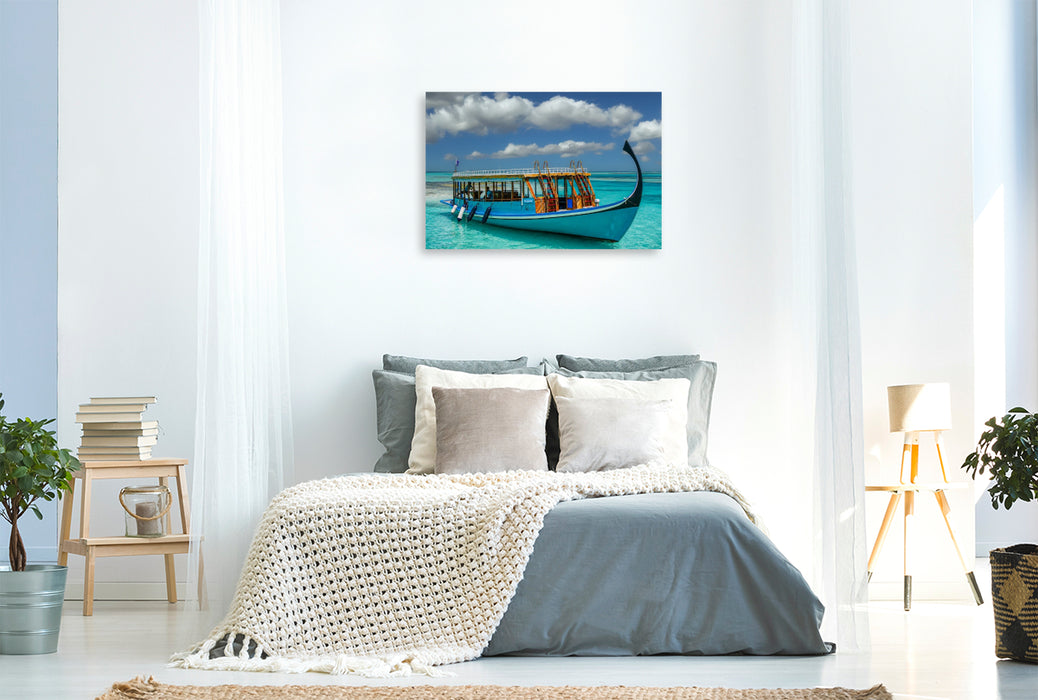 Premium Textil-Leinwand Traditionelles Dhoni-Boot auf türkisblauem Meer der Malediven