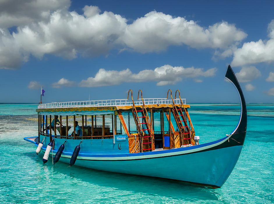 Traditionelles Dhoni-Boot auf türkisblauem Meer der Malediven - CALVENDO Foto-Puzzle'