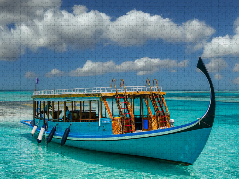 Traditionelles Dhoni-Boot auf türkisblauem Meer der Malediven - CALVENDO Foto-Puzzle'