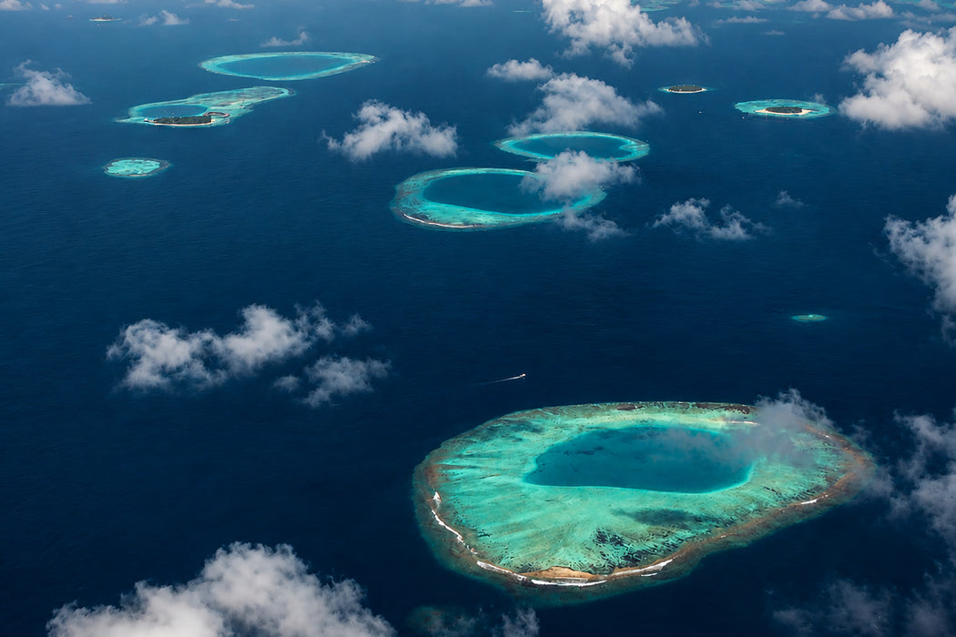 Premium Textil-Leinwand Ringförmiges Korallenatoll – Naturparadies der Malediven