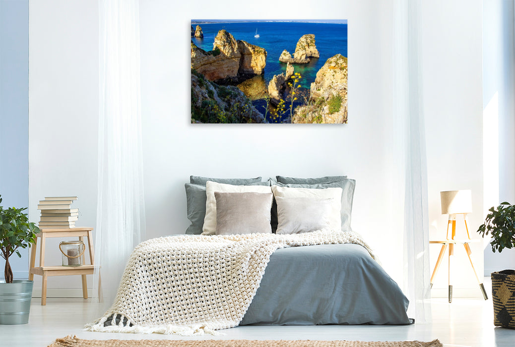 Premium Textil-Leinwand Klippenhang und Wildblumen vor der Küste vor Lagos