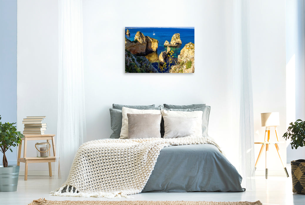 Premium Textil-Leinwand Klippenhang und Wildblumen vor der Küste vor Lagos