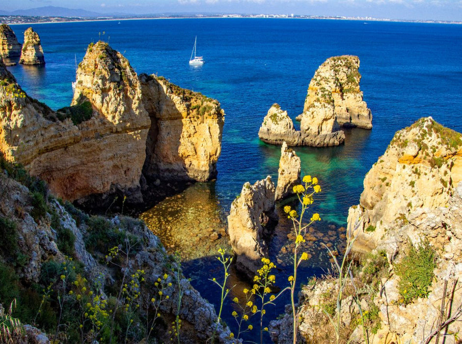 Klippenhang und Wildblumen vor der Küste vor Lagos - CALVENDO Foto-Puzzle'