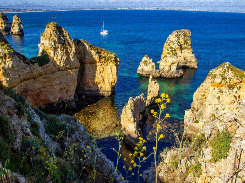 Klippenhang und Wildblumen vor der Küste vor Lagos - CALVENDO Foto-Puzzle'