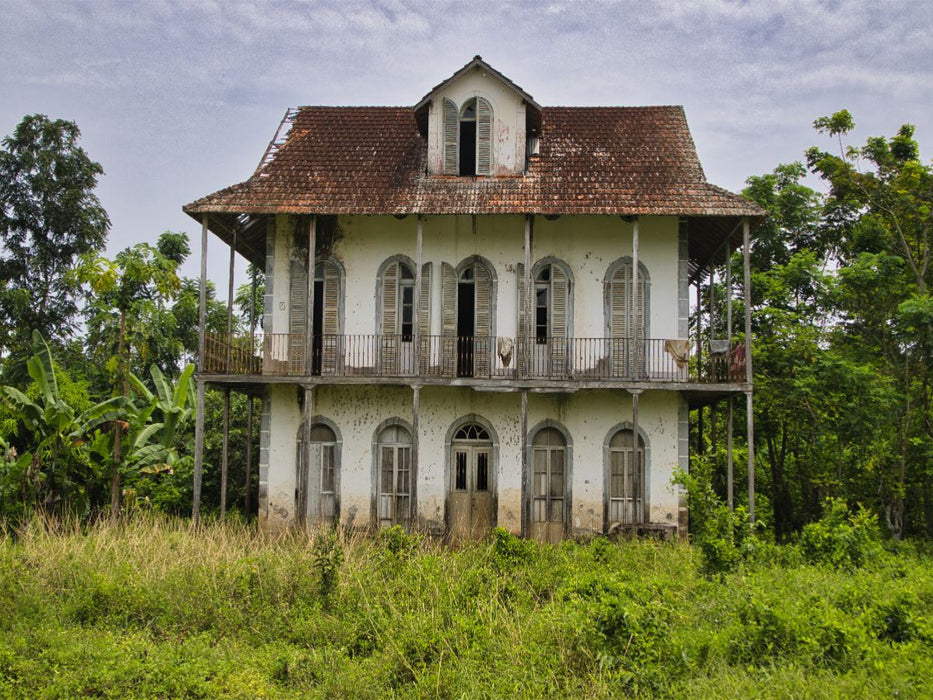Eine alte Roças auf São Tomé, die teilweise noch bewohnt ist. - CALVENDO Foto-Puzzle'