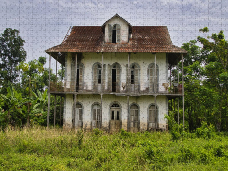 Eine alte Roças auf São Tomé, die teilweise noch bewohnt ist. - CALVENDO Foto-Puzzle'