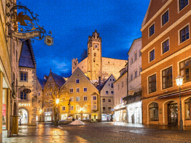Altstadt von Füssen mit Blick zum Neuen Schloss zur blauen Stunde - CALVENDO Foto-Puzzle'