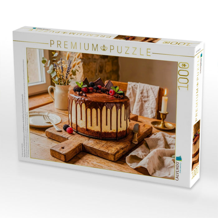 Käsekuchen mit Schokoladenguss und Waldbeeren als köstliches harmonisches Puzzlemotiv - CALVENDO Foto-Puzzle'