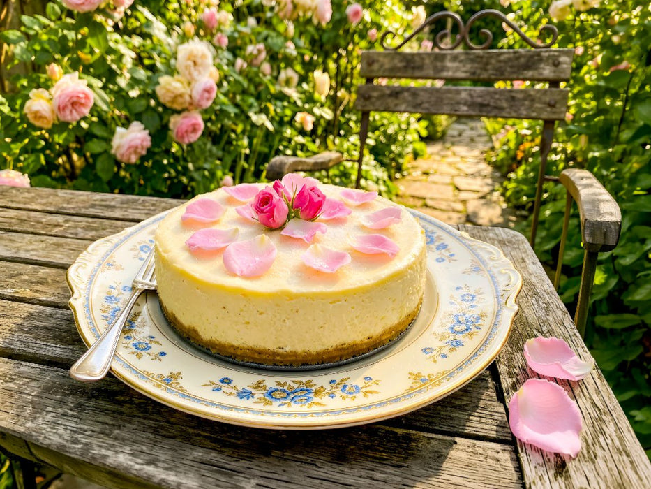 Käsetorte mit feinen Rosenblüten im romantischen blühenden Gartenmotiv Puzzle - CALVENDO Foto-Puzzle'