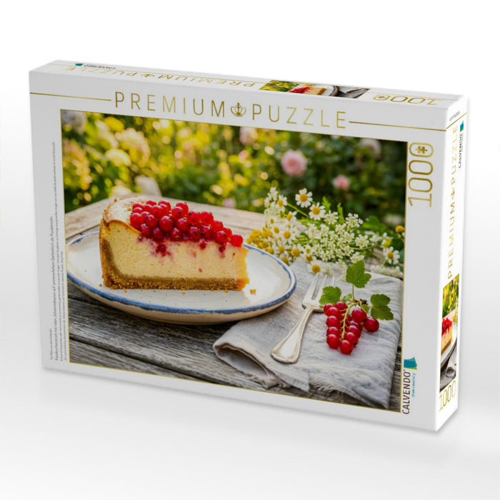 Käsekuchenstück mit roten Johannisbeeren auf sommerlichem Gartentisch als Puzzlemotiv - CALVENDO Foto-Puzzle'