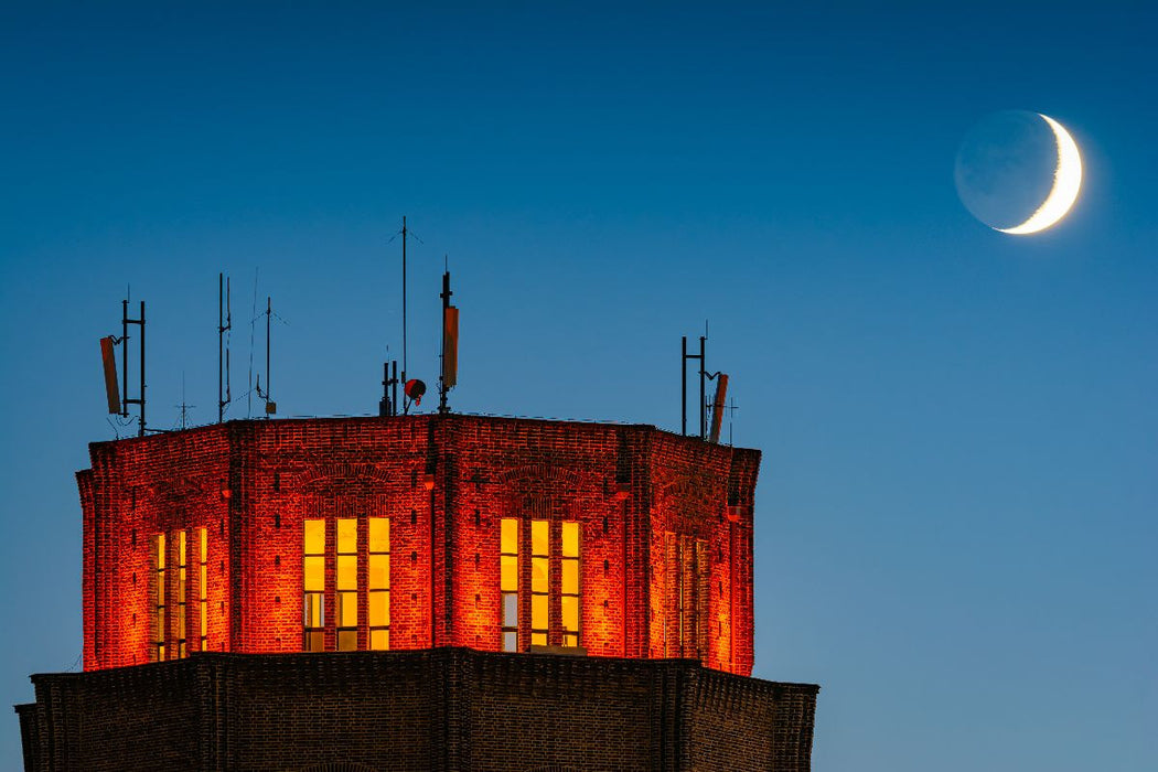 Premium Textil-Leinwand Wasserturm Süd mit Mondsichel