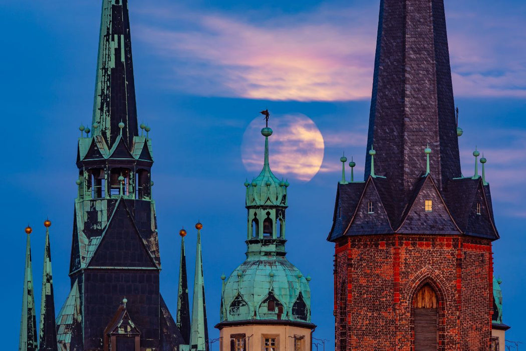 Premium Textil-Leinwand Vollmond über den Türmen der Stadt