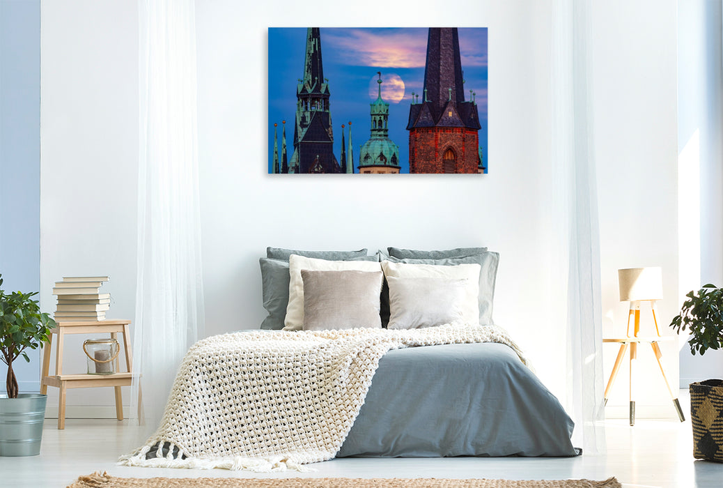 Premium Textil-Leinwand Vollmond über den Türmen der Stadt