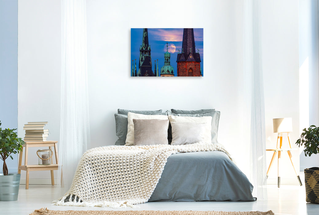 Premium Textil-Leinwand Vollmond über den Türmen der Stadt