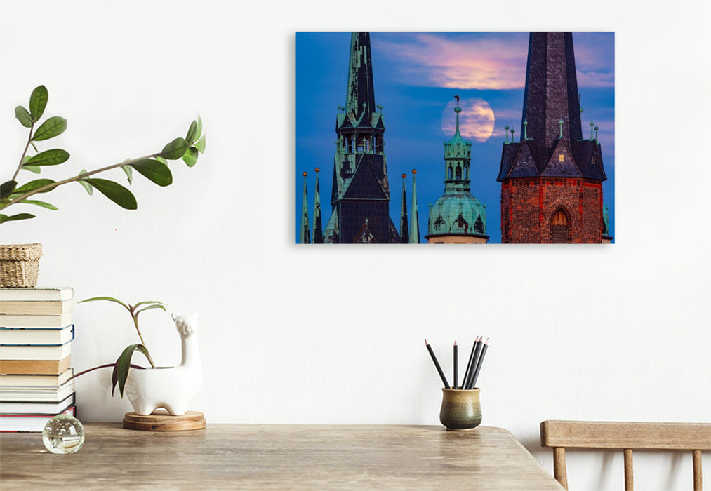 Premium Textil-Leinwand Vollmond über den Türmen der Stadt