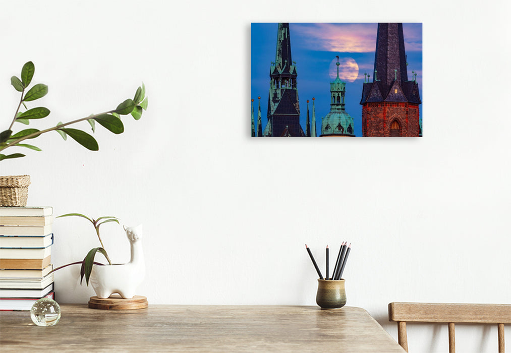 Premium Textil-Leinwand Vollmond über den Türmen der Stadt