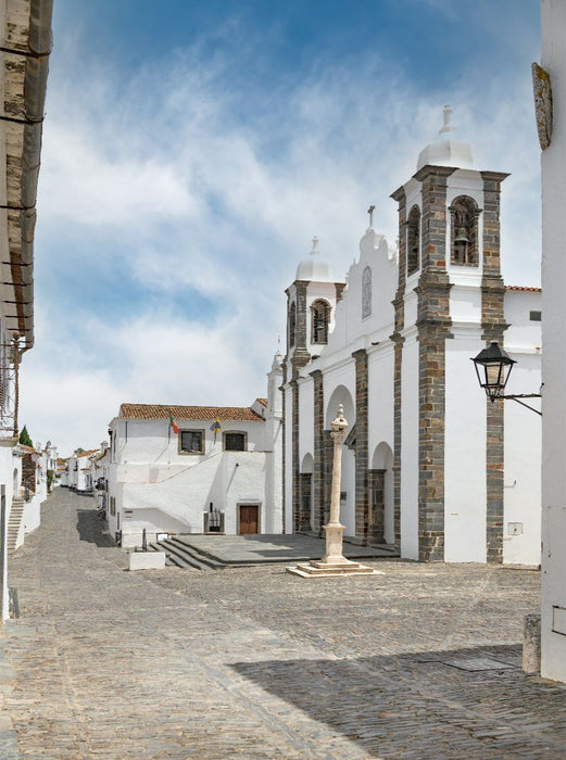 Igreja Matriz de Nossa Senhora da Lagoa mit Kirchenvorplatz. - CALVENDO Foto-Puzzle'