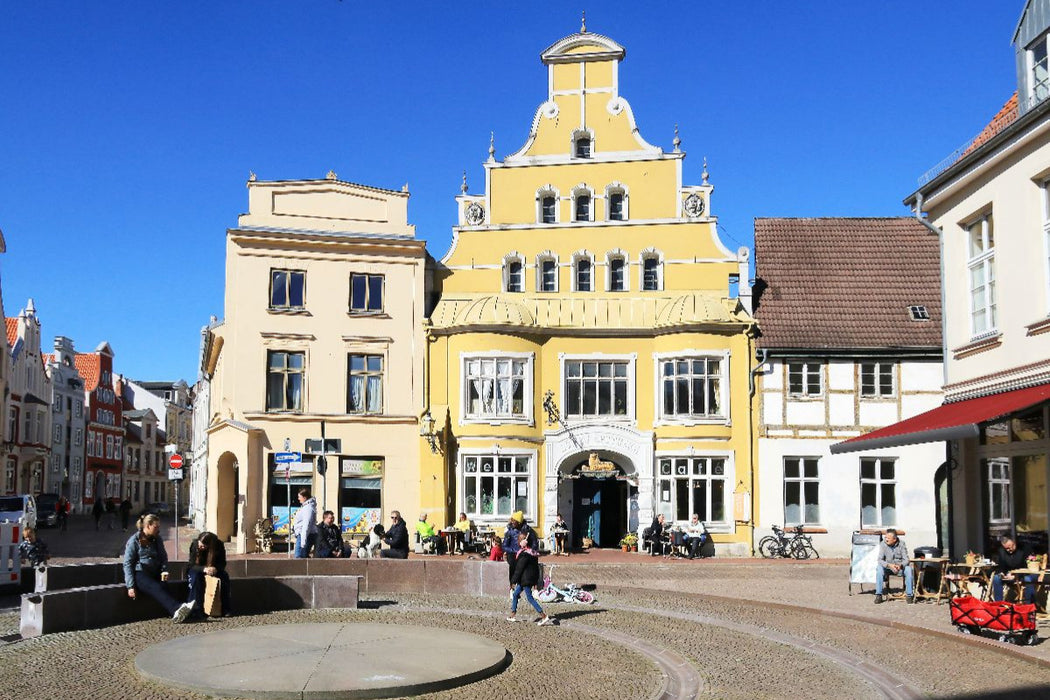 Premium Textil-Leinwand Wismar, ehemalige Löwenapotheke in der Bademutterstraße