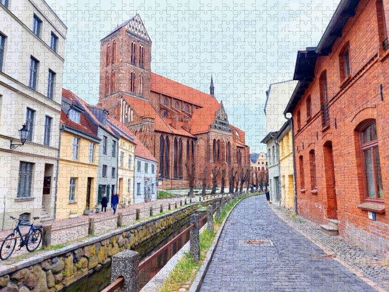 Wismar, Blick zur Nikolaikirche entlang der Frischen Grube - CALVENDO Foto-Puzzle'