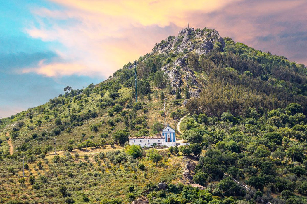 Premium Textil-Leinwand Die Wallfahrtskapelle der Penha hoch über dem Alentejo