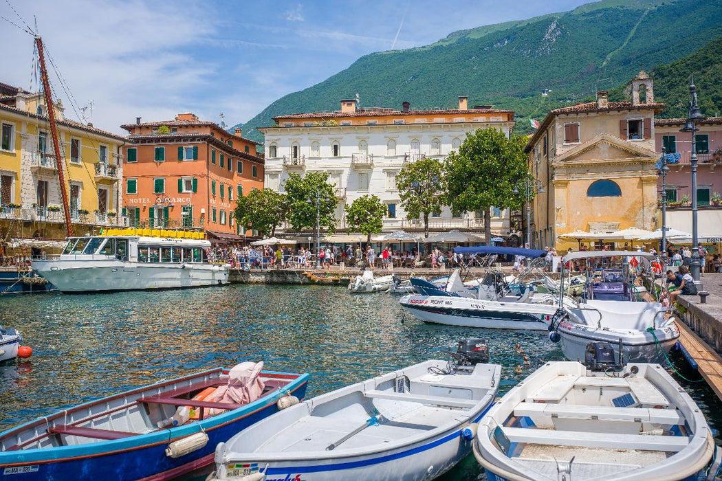 Premium Textil-Leinwand Gardasee - Hafen von Malcesine