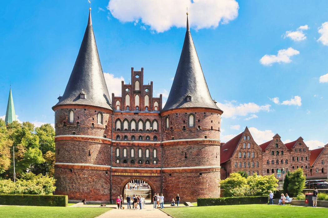 Premium Textil-Leinwand Das Holstentor in Lübeck