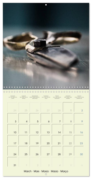 Historic Sewing Tools (CALVENDO Monthly Calendar 2025)