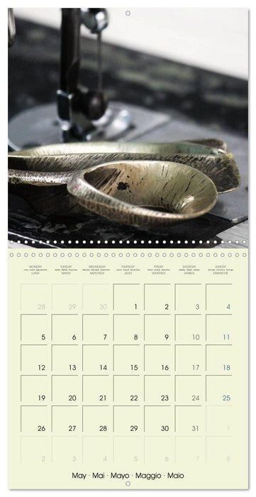 Historic Sewing Tools (CALVENDO Monthly Calendar 2025)